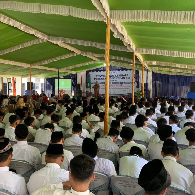 Penyerahan Kembali Peserta Didik Kelas XII tahun kelulusan 2024-2025Sabtu, 3 Mei 2025Follow @smk_muh6_tio_official #smkmuh6tirtomoyo #smkmuh6tio #skmdh6tirtomoyo #tirtomoyo#wonogiri
