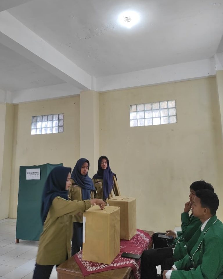 Pemilihan Ketua OSIS tahun pelajaran 2025-2026Sabtu 4 Oktober 2025Follow @smk_muh6_tio_official