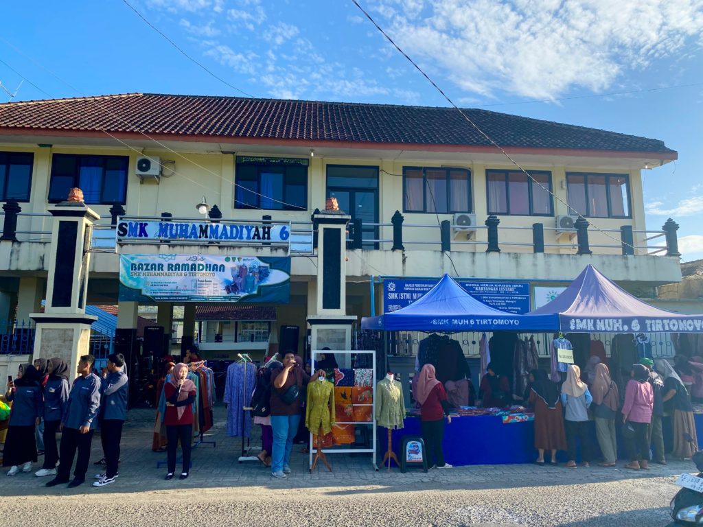 Aksi Berbagi 450 Porsi Takjil dan Bazar Ramadhan