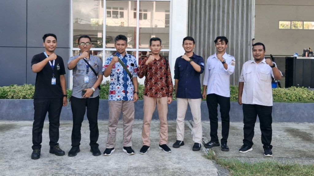 Foto bersama dalam kunjungan silaturahmi dua SMK Muhammadiyah dari Wonogiri ke Esemkapurwa Purworejo.