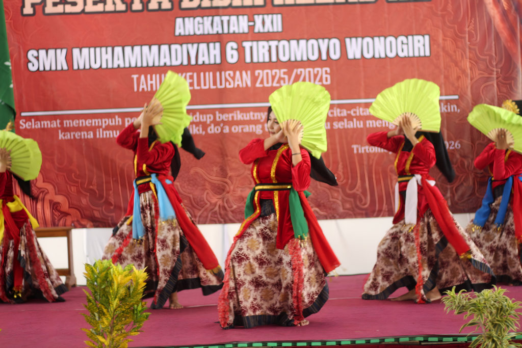"Tari Soyong" Warnai Prosesi Penyerahan Kembali Siswa SMK Muhammadiyah 6 Tirtomoyo