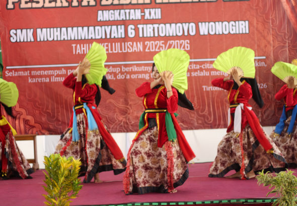 "Tari Soyong" Warnai Prosesi Penyerahan Kembali Siswa SMK Muhammadiyah 6 Tirtomoyo