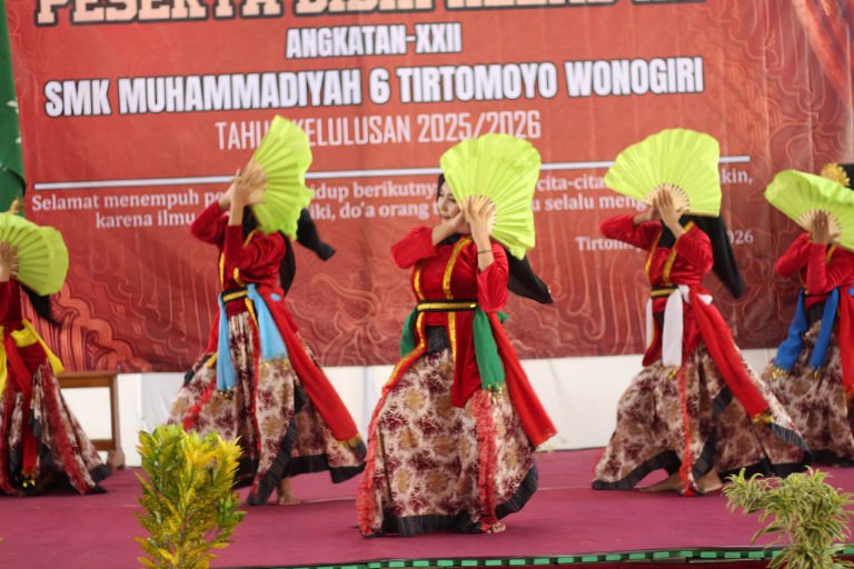 "Tari Soyong" Warnai Prosesi Penyerahan Kembali Siswa SMK Muhammadiyah 6 Tirtomoyo